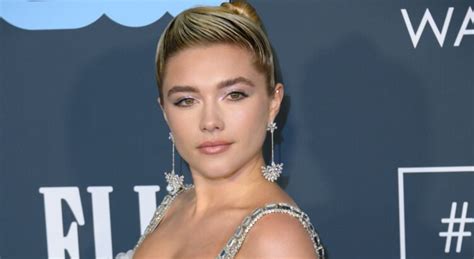 Florence Pugh dévoile ses seins dans un look Valentino ...